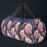 Sac De Sport Élégant motif rose floral Nom personnalisé<br><div class="desc">Elégant Pink Purple Magnolia Motif Floral Nom personnalisé Duffle Sac de sport Sac de sport présente un motif floral rose et violet aquarelle. Personnalisé avec votre nom. Faites un grand cadeau pour l'anniversaire, Noël, les vacances, la fête des mères et de retour à l'école. Parfait pour le sport, la gym,...</div>