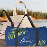 Sac De Sport Feuille de palme Tropicale N'importe quelle couleu<br><div class="desc">cadeau mariage à personnaliser pour le marié pour son week-end de baccalauréat ou lune de miel. Groom est écrit en calligraphie manuscrite tourbillonnant et, vous pouvez facilement changer ceci pour convenir à n'importe qui dans votre mariage, en entrant l'outil de conception. Le design comporte une feuille de palmier tropicale aquarelle...</div>