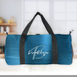 Sac De Sport Glam Turquoise Bleu Métal brossé Monogramme blanc<br><div class="desc">Ce sac en duffel personnalisé présente un monogramme et un prénom en écriture moderne turquoise et blanche sur un arrière - plan en métal turquoise en imitation bleue brossée glam.</div>