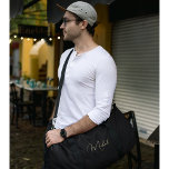 Sac De Sport Gymnase Monogramme Or Noir Sports Voyage Continuer<br><div class="desc">Créez votre propre script / typographie personnalisées, personnalisées et modernes monogramme monogrammed, léger, durable Polester Poplin, hommes femmes jet solide noir voyage salle de sport sport sac à dos portatif, avec poignées de 22" robustes, amovible et réglable (27" à 48") bandoulière avec coussin d'épaule et crochets pivotants métalliques, doublure laminée...</div>