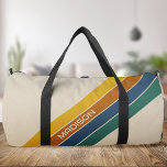 Sac De Sport Monogramme de bandes rétro<br><div class="desc">Créez votre propre sac à dos monogramme à bandes rétro. Dispose d'un design abstrait à bandes vintages et d'un nom personnalisé dans une typographie de style classique.</div>