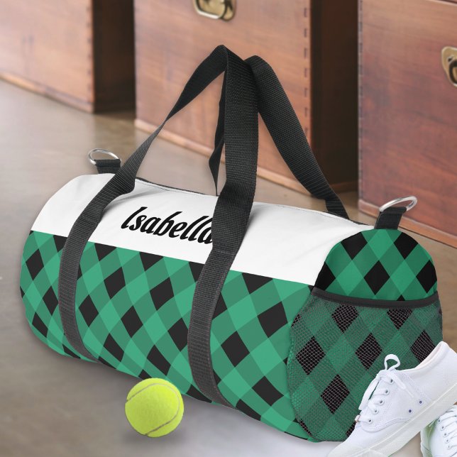 Sac De Sport Motif de chèque Buffalo Vert Personnalisé (A stylish duffel bag with green buffalo plaid pattern, personalized with a name in modern typography)