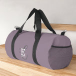 Sac De Sport Nom élégant unique et typographie de monogramme vi<br><div class="desc">Une belle conception de sac duffle avec une élégante représentation stylisée de votre nom et monogramme avec sérifs classiques et une typographie de script plus ornée dans une harmonie équilibrée et symétrique. Les trois éléments se fondent dans une harmonie sophistiquée et créent votre propre logo de marque personnelle. Montré ici...</div>