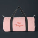 Sac De Sport Nom Mme Mariée personnalisée Pink Orange Script<br><div class="desc">Voyagez dans le style avec ce sac à duffle rose personnalisé avec le nom de la mariée en caractères orange gras. Parfait pour les futurs mariés, ce sac branché et pratique est idéal pour les fêtes de bachelorette, les douches nuptiales ou les voyages en lune de miel. La combinaison de...</div>