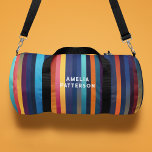 Sac De Sport Nom personnalisé du Motif de bande coloré<br><div class="desc">Sac de sport Duffle Sac de sport Sac de Motif à rayures coloré avec un motif rayé moderne. Personnalisé avec votre nom dans la typographie de script moderne. Faites un grand cadeau pour l'anniversaire, Noël, les vacances, la fête des mères et de retour à l'école. Parfait pour le sport, la...</div>