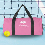 Sac De Sport Pagaies de Pickleball Nom personnalisé Texte perso<br><div class="desc">Le sac de pickleball parfait pour tous vos équipements - caractéristiques design croisé Pickleball Paddles, une balle et 2 lignes de texte personnalisé. Ajoutez votre nom, votre monogramme, votre nom d'équipe ou n'importe quel texte personnalisé. Parfait pour porter vos pagaies, balles, snack, bouteille d'eau, etc. Modifiez facilement les couleurs pour...</div>
