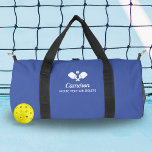 Sac De Sport Pagaies de Pickleball Nom personnalisé Texte perso<br><div class="desc">Le sac de pickleball parfait pour tous vos équipements - caractéristiques design croisé Pickleball Paddles, une balle et 2 lignes de texte personnalisé. Ajoutez votre nom, votre monogramme, votre nom d'équipe ou n'importe quel texte personnalisé. Parfait pour porter vos pagaies, balles, snack, bouteille d'eau, etc. Modifiez facilement les couleurs pour...</div>