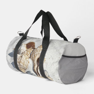 Sac De Sport Une collection de coquillages sur le sable