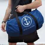 Sac De Sport Votre nom Bateau ou Port Nautical Sea Ancre Bleu<br><div class="desc">Un duffé de voyage à thème nautique avec votre nom personnalisé, nom de bateau, emplacement de navigation préféré, port ou autre texte souhaité. Cet élégant design moderne dispose d'une ancre de bateau sur mesure surmontée d'un anneau de diamants en blanc. Les sacs de couleur bleu marine riche peuvent facilement être...</div>