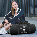 Sac De Sport Votre nom ou bateau Stylish Nautical Compass Ancre<br><div class="desc">Un sac de voyage à thème nautique avec votre nom personnalisé, nom du bateau, emplacement de navigation préféré ou autre texte souhaité. Ce design élégant dispose d'une ancre de bateau sur mesure et de boussole en blanc mis en évidence par les sacs de couleur noire riche. Vous pouvez facilement modifier...</div>