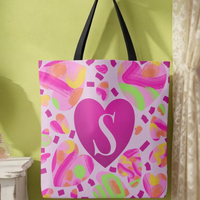 Sac d'école peint à cœur rose monogramme moderne (Make your outings extra special with this graffiti filled hearts and your initial or gift it.)
