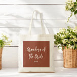 Sac fourre en terre cuite marron Grand-mère de la<br><div class="desc">Sac fourre Grand-mère de la mariée en terre cuite marron et blanc,  idéal pour les mariages,  la fête de mariage,  le dîner de répétition. Découvrez d'autres produits avec ce design dans la collection ci-dessous.</div>
