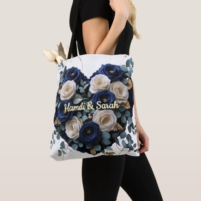 Sac fourre-tout à cœur en monogramme floral or et  (De près)
