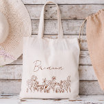 Sac fourre-tout à nom de demoiselle d'honneur Boho<br><div class="desc">Élevez votre proposition de demoiselle d'honneur ou votre geste de remerciement avec notre charmant sac fourre-tout à personnalisation au nom des demoiselles d'honneur, Wildflower Boho ! Confectionné avec amour et orné de motifs floraux complexes, ce sac fourre-tout capture parfaitement l'essence de l'élégance bohème. Chaque sac est personnalisé avec le nom...</div>