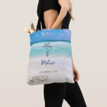 Sac fourre-tout de mariage sur la plage<br><div class="desc">L'article parfait pour ce Couple à être! Pour les objets numériques correspondants,  visitez notre boutique Etsy : https://www.etsy.com/shop/BDPDesignsWeddings?ref=seller-platform-mcnav&search_query=BW001</div>