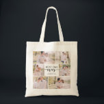 Sac fourre-tout en collage de photos<br><div class="desc">Sac fourre-tout à collage de photos. Notre collection moderne présente un mélange unique de collages de photos personnalisés et de "plus beau jour qui soit" capturé dans un élégant script calligraphié à la main, personnalisé avec vos noms et date de mariage. Cette pièce est plus qu'un simple produit ; c'est...</div>