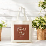 Sac fourre-tout en terracotta Future Mrs Brown pou<br><div class="desc">Sac fourre-tout en terracotta pour la future Mme avec texte Future Mrs Terracotta/Corange brûlé/Marron Blanc. Découvrez notre collection de magasin ci-dessous pour des articles assortis.</div>