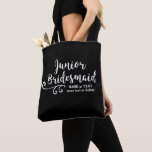 Sac fourre-tout Jeune Bridesmaid | Fun Chic White<br><div class="desc">Votre femme de chambre junior aimera ce sac fourre-tout personnalisé ! Double face avec une police de script blanc et tourbillonnante, le sac contient également deux lignes de texte personnalisé - ajoutez le nom de la femme de chambre junior, la date du mariage, l'emplacement, etc. Modifiez la couleur arrière -...</div>