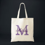 Sac fourre-tout mariage monogramme violet personna<br><div class="desc">Sac fourre-tout de mariage monogramme violet profond personnalisé pour l'équipage de la mariée. Design élégant logo couleur prune avec une lettre monogrammée initiale et stylisée typographie de calligraphie script. Jolie idée cadeau vintage pour la mariée d'être et épouse l'entourage. Faites-en un pour les demoiselles d'honneur, la servante d'honneur, le matron...</div>