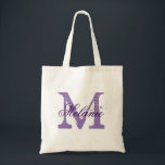Sac fourre-tout mariage monogramme violet personna<br><div class="desc">Sac fourre-tout de mariage monogramme violet profond personnalisé pour l'équipage de la mariée. Design élégant logo couleur prune avec une lettre monogrammée initiale et stylisée typographie de calligraphie script. Jolie idée cadeau vintage pour la mariée d'être et épouse l'entourage. Faites-en un pour les demoiselles d'honneur, la servante d'honneur, le matron...</div>