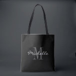 Sac fourre-tout monogramme noir et blanc glamour<br><div class="desc">Sac fourre-tout monogramme noir et blanc glamour. Design élégant monogrammed avec typographie de script pour nom personnalisé. Ajoutez votre propre lettre initiale personnalisée. Soirée classique pour cadeau idée pour mariage chic, fête d'anniversaire, anniversaire, bachelorette, fiançailles, week-end filles, douche nuptiale etc. Couleur arrière - plan personnalisable. Accessoires tendance pour femmes et...</div>