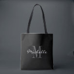 Sac fourre-tout monogramme noir et blanc glamour<br><div class="desc">Sac fourre-tout monogramme noir et blanc glamour. Design élégant monogrammed avec typographie de script pour nom personnalisé. Ajoutez votre propre lettre initiale personnalisée. Soirée classique pour cadeau idée pour mariage chic, fête d'anniversaire, anniversaire, bachelorette, fiançailles, week-end filles, douche nuptiale etc. Couleur arrière - plan personnalisable. Accessoires tendance pour femmes et...</div>