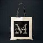 Sac fourre-tout monogramme personnalisé | noir et<br><div class="desc">Sac fourre-tout monogramme de nom personnalisé | noir et blanc. Design élégant de logo avec de belles initiales monogrammées. Idée cadeau vintage pour mariée, filles de fleurs, bonne d'honneur et demoiselles d'honneur en mariage. Texte de script classique avec lettre arrière - plan chic. Idéal aussi pour la douche nuptiale ou...</div>