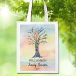 Sac Réutilisable Arborescence familiale<br><div class="desc">Ces sacs d'épicerie réutilisables de la Réunion familiale sont décorés d'un arbre généalogique en mosaïque aux couleurs de l'arc-en-ciel sur un arrière - plan d'aquarelle. Customisez-les avec votre nom de famille et l'année de votre réunion. Parce que nous créons notre propre oeuvre, vous ne trouverez pas cette image exacte d'autres...</div>
