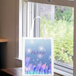 Sac Réutilisable Boho Chic Pastel Purple Pink Feathers Sparkles<br><div class="desc">Beautiful personalized reusable grocery bag design featuring pastel purple and pink feathers and sparkles on a blue gradient background. The text is fully customizable. To change it use the Personalize option. For more changes, such as changes to the font, font color or text layout, use the Edit design tool option....</div>
