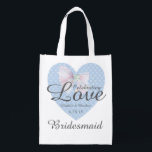 Sac Réutilisable Célébration de l'amour Romantique Bleu Coeur d'hon<br><div class="desc">Design romantique traditionnel. Un joli motif de coeur bleu avec un arc blanc dentelé sur le dessus. Celebrating Love est écrit sur le coeur et l'arc. Puis la mariée et le marié prénoms avec la date du mariage. Le titre de la servante est écrit ci-dessous. Tout le texte peut être...</div>