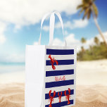 Sac Réutilisable Classic bleu blanc rayures rouge homards nom<br><div class="desc">Thème d'été nautique classique avec rayures bleues et blanches et homards rouges. Personnalisez et ajoutez votre nom,  des lettres rouges. Un fourre-tout de marché pour votre cuisine d'été.</div>