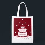 Sac Réutilisable Conception de gâteaux pour le 40e anniversaire du<br><div class="desc">Sacoche cadeau de 40e anniversaire de mariage de rubis personnalisé. Ce beau sac est le cadeau parfait pour une mère ou une femme lors de sa 40e année de mariage. Ce dessin montre un gâteau à trois niveaux sur un arrière - plan rouge foncé, entouré de pétales de coeur et...</div>