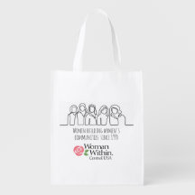 Des femmes en sacs d'épicerie réutilisables constr