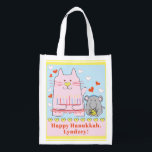 Sac Réutilisable Hanoukka Happy Chat and Mouse<br><div class="desc">Hanoukka Happy Chat and Mouse, sac blanc à 2 faces. Tous les éléments de conception peuvent être modifiés. Tout texte modifiable peut être supprimé et remplacé par votre propre message. Utilisez la couleur, la taille et le style de police préférés. Joyeux Hanoukka/Chanukah ! Style : Devenez écolo de sac réutilisable...</div>