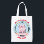 Sac Réutilisable Hanoukka Happy Chat, Lumière, Manger, Spin<br><div class="desc">Hanoukka Happy Chat, Lumière, Manger, Spin, sac blanc à 2 faces. Tous les éléments de conception peuvent être modifiés. Tout texte modifiable peut être supprimé et remplacé par votre propre message. Utilisez la couleur, la taille et le style de police préférés. Joyeux Hanoukka/Chanukah ! Style : Devenez écolo de sac...</div>