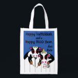 Sac Réutilisable Hanoukka Happy Cows<br><div class="desc">Hanoukka Happy Cows, sac blanc à 2 faces. Tous les éléments de conception peuvent être modifiés. Tout texte modifiable peut être supprimé et remplacé par votre propre message. Utilisez la couleur, la taille et le style de police préférés. Joyeux Hanoukka/Chanukah ! Style : Devenez écolo de sac réutilisable et sauver...</div>