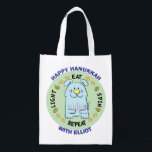 Sac Réutilisable Hanoukka Joyeux Chien, Lumière, Mange, Spin<br><div class="desc">Hanoukka Happy Chien, Lumière, Manger, Spin, sac blanc à 2 faces. Tous les éléments de conception peuvent être modifiés. Tout texte modifiable peut être supprimé et remplacé par votre propre message. Utilisez la couleur, la taille et le style de police préférés. Joyeux Hanoukka/Chanukah ! Style : Devenez écolo de sac...</div>
