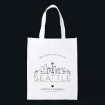 Sac Réutilisable Mariage Seattle | Skyline stylisée<br><div class="desc">Un sac mariage unique pour un mariage qui se déroule dans la belle ville de Seattle. Ce sac présente une illustration stylisée de l'horizon unique de la ville avec son nom en dessous. Ceci est suivi par vos informations de jour de mariage dans un style ouvert assorti.</div>