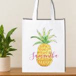 Sac Réutilisable Nom personnalisé de la fille rose ananas jaune<br><div class="desc">Ce mignon sac d'épicerie personnalisable et réutilisable est plein de style estival. Il présente une aquarelle jaune ananas et une typographie rose. Vous pouvez customiser ce sac en changeant le nom. Aquarelle originale © Michele Davies.</div>