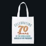 Sac Réutilisable Sassy 70th Birthday Attitude<br><div class="desc">Une drôle d'idée cadeau d'anniversaire pour les femmes qui fêtent un âge marquant et ont de la grâce au monde avec leur présence.</div>