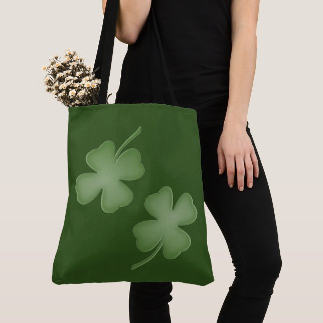 Sac vert à quatre feuilles (De près)