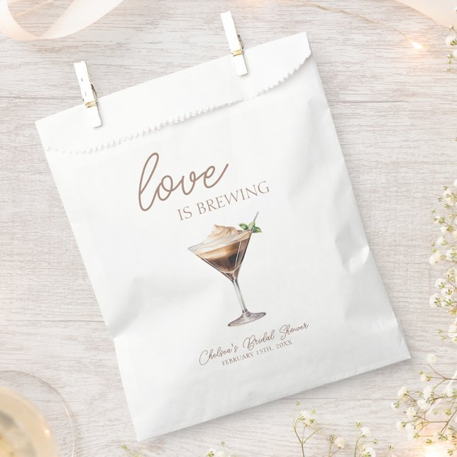 Sachets En Papier Amour en cours de préparation Fête de fiançailles  (Love is Brewing Espresso Martini Bridal Shower Favor Bags, Coffee Theme Bridal Brunch, Chic, Trendy)