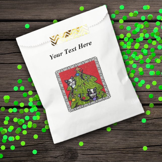 Sachets En Papier Art populaire Chats Arbre de Noël (Naughty cats climbing in Christmas tree on red with black border on white favor or treat bags.)