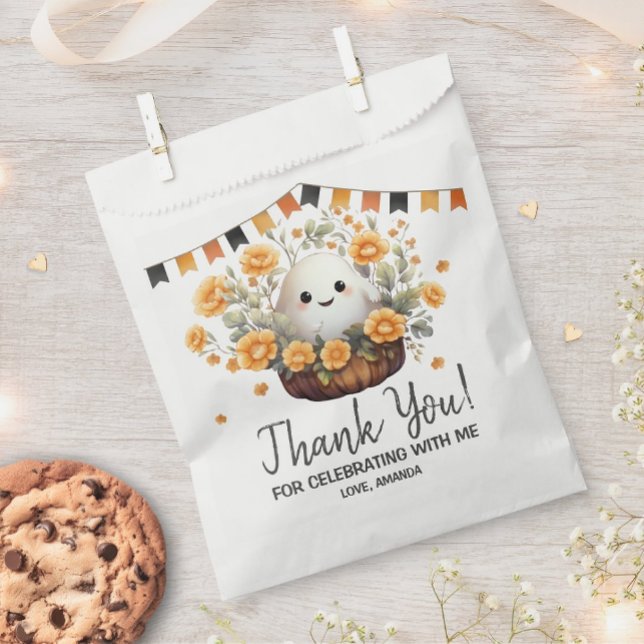 Sachets En Papier Cadeau d'anniversaire Halloween de fantôme mignon (Add a touch of cuteness to your Halloween birthday celebration with this adorable ghost design.)