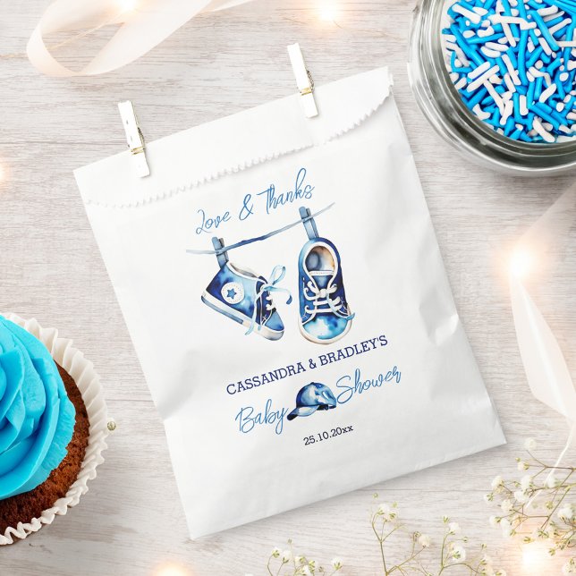 Sachets En Papier C'est un garçon bleu bébé sport chaussures casquet (It's a boy blue baby sports shoe cap baby shower favor bag)
