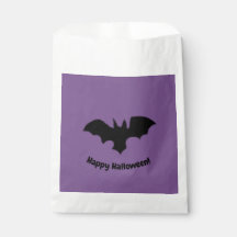 Chauve-souris volante sur un sac de faveur violet