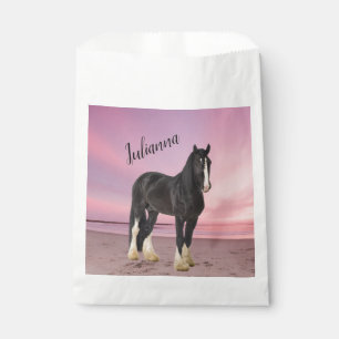 Sachets En Papier Clydesdale noir et blanc sur la plage au coucher d