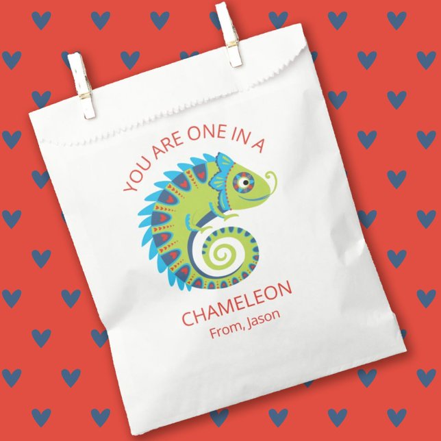 Sachets En Papier Cute Chameleon Enfants Valentines Salle de classe (A cute kids classroom Valentines Day Treat bag featuring a chameleon.)
