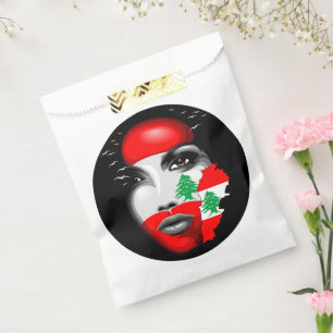 Sachets En Papier Drapeau et carte du Liban sur le visage de la fill