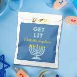 Sachets En Papier Drôle "Get Lit" Chic Personnalisé Menorah Hanoukka<br><div class="desc">Ajoutez un air festif à votre fête Hanoukka avec ces sacs de faveur amusants "Get Lit" ! Dotés d'une illustration bleue audacieuse de la menorah, d'un message ludique et d'un texte personnalisable de nom de famille, ces sacs sont parfaits pour distribuer des gâteries de vacances, des cadeaux ou des faveurs...</div>